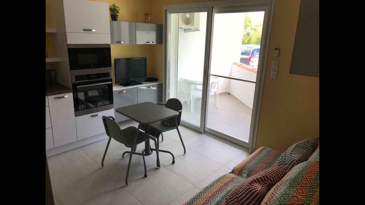 Appartement En Bord De Mer Сен Мари де ла Мер Екстериор снимка
