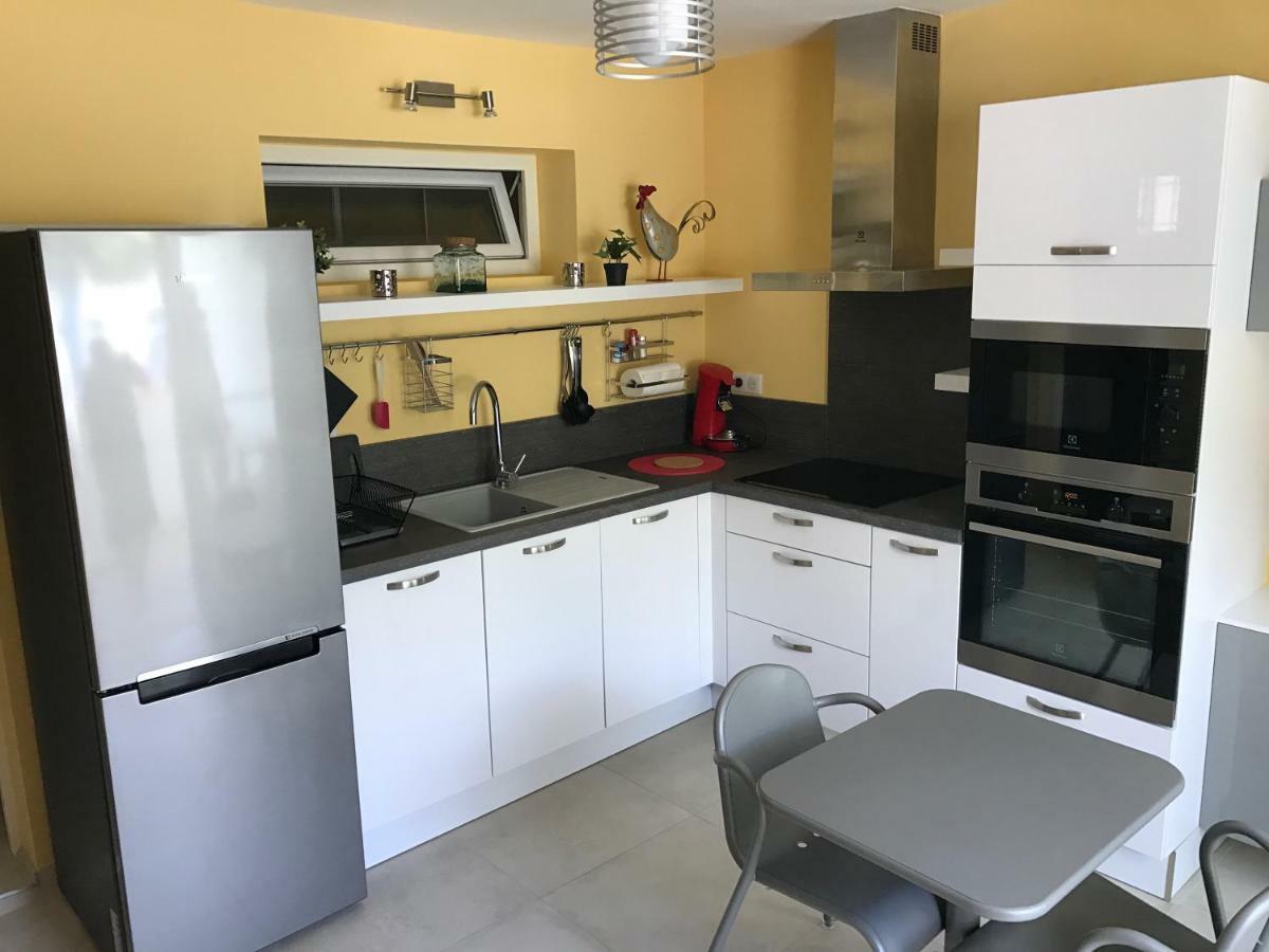 Appartement En Bord De Mer Сен Мари де ла Мер Екстериор снимка